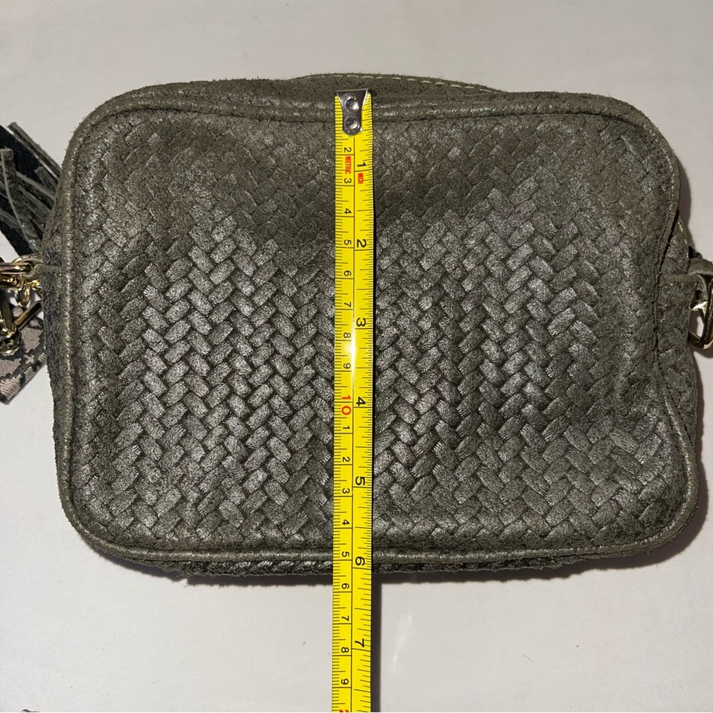 Elegant Olive Green Woven Crossbody Camera Bag with Baroque Strap - Picture 4 of 9